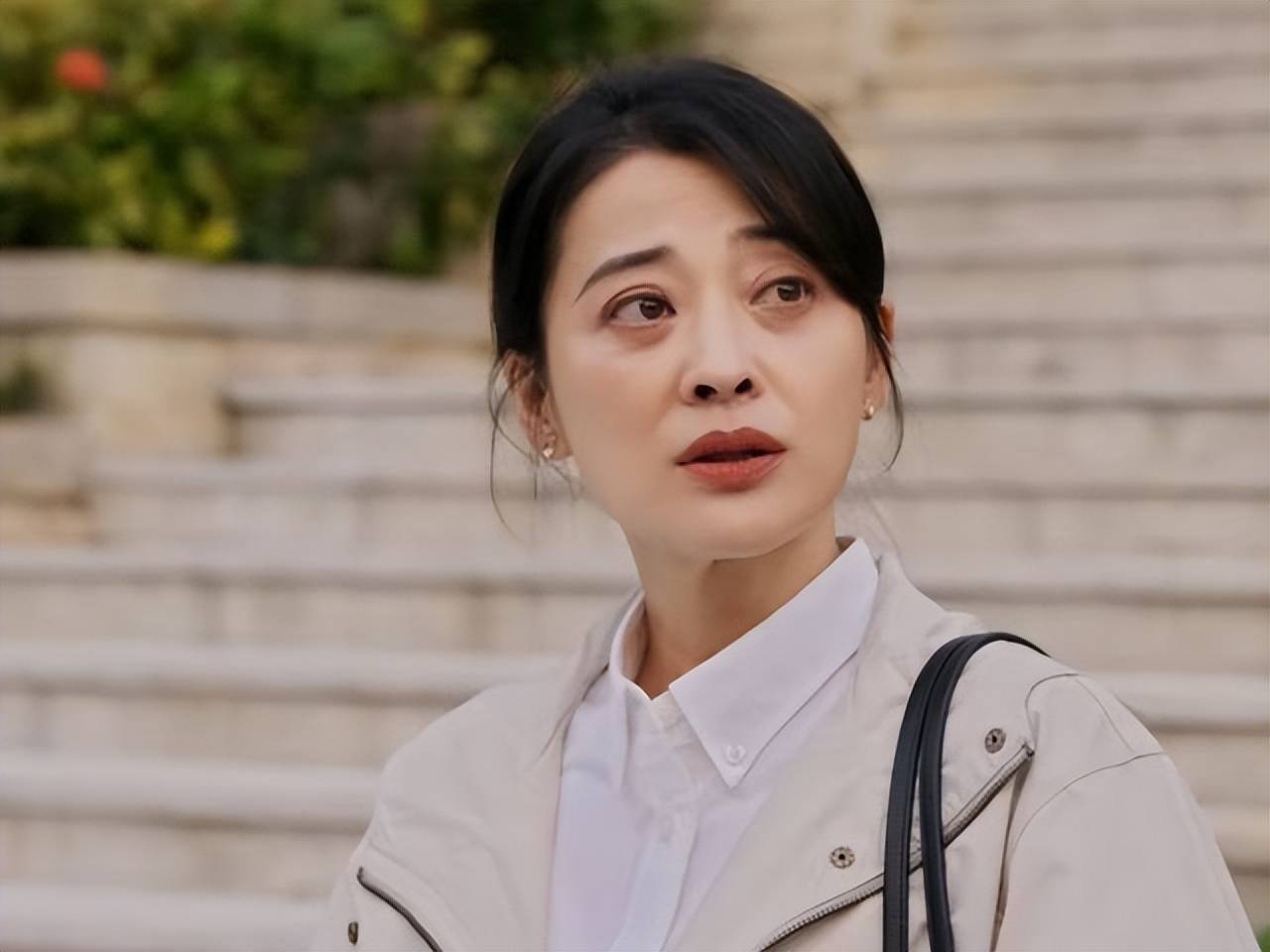 隔了这么多年,烧烤摊的老板竟然还记得冬晓,一方面