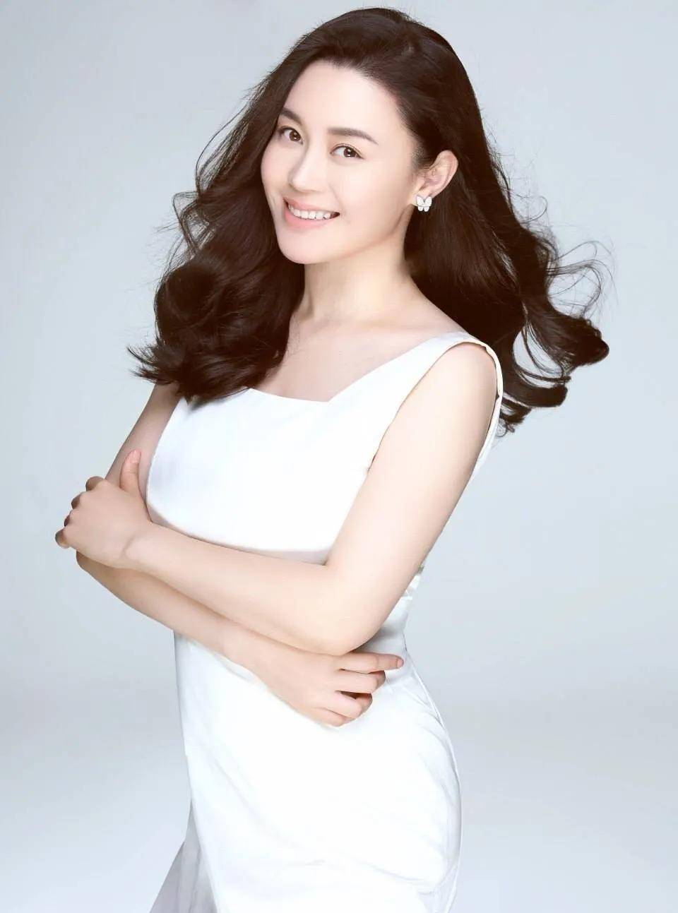 演员关婷娜:被赵本山捧红后,绯闻不断,如今40岁单身成父母心病_化妆