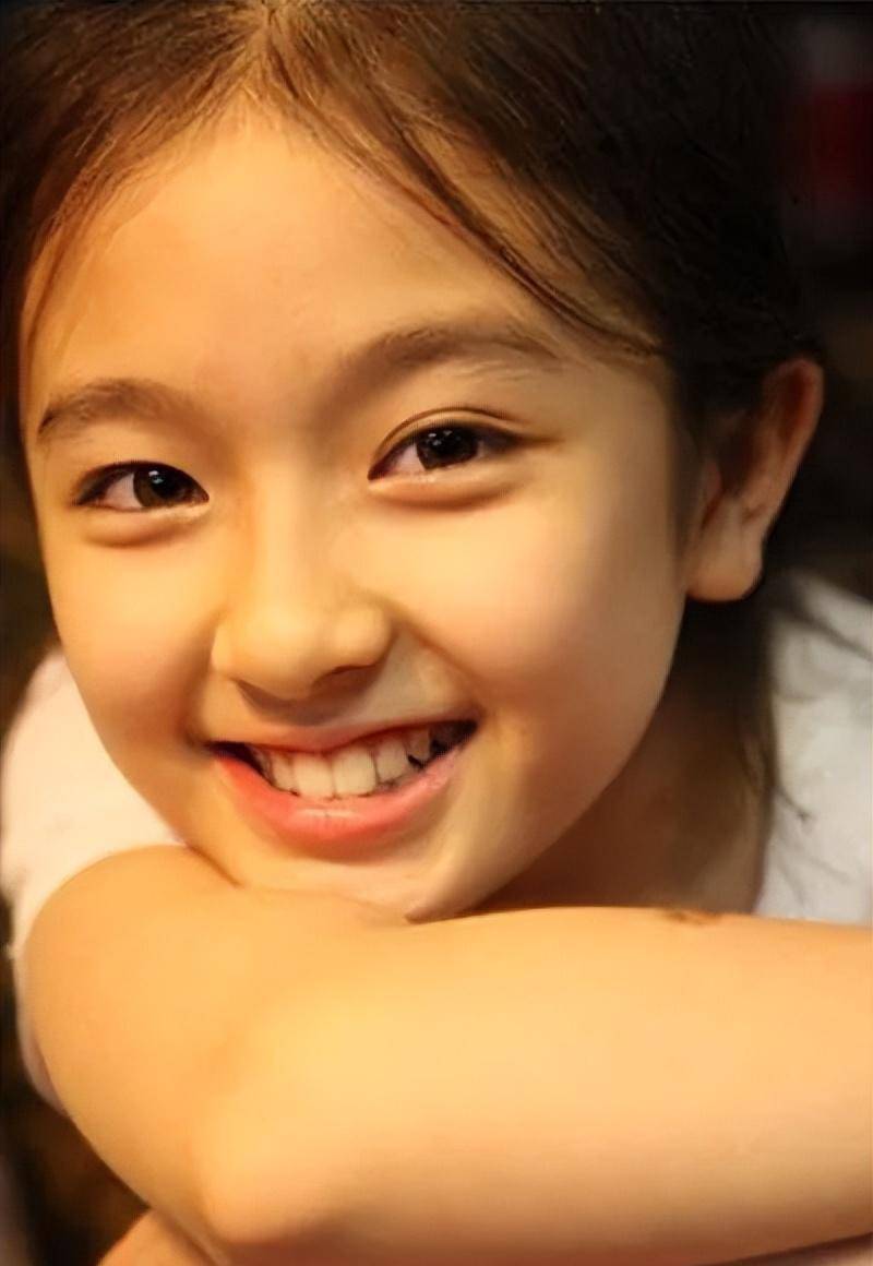 李兰迪在这里把一个初中生的早熟和不谙世事演绎的很到位,虽然总是