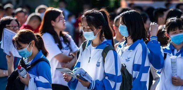 初三学生被要求签名"放弃中考",学生当场落泪,家长进退两难_申请书