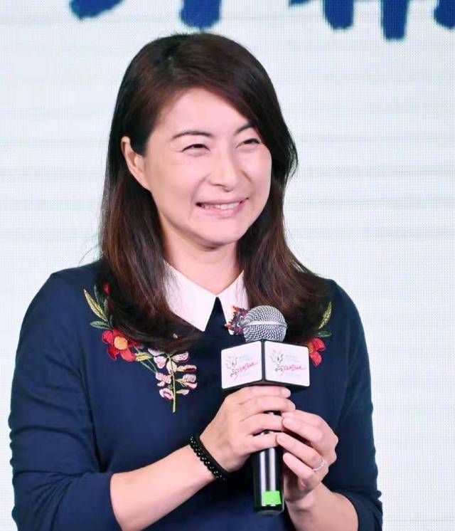 郭晶晶夫妇带孩子学茶道,儿女认真敬茶好孝顺,夫妻俩太会教育了