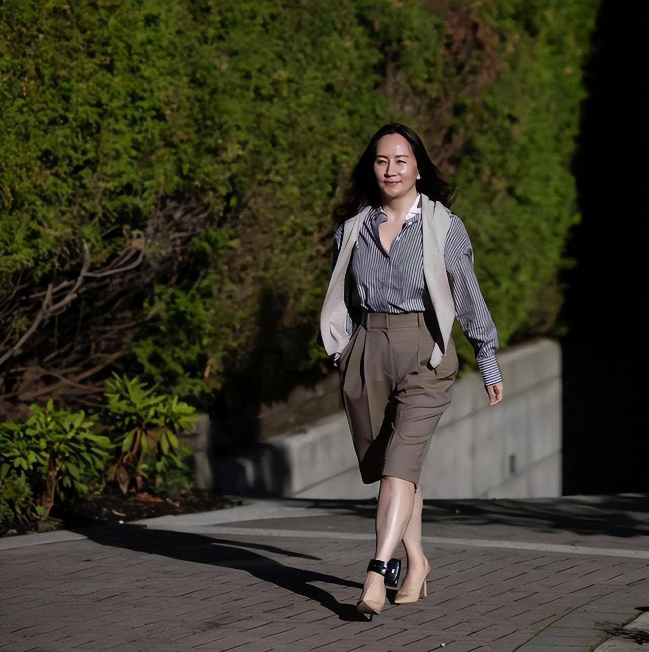 中年穿搭,就学50岁的孟晚舟_风格_服装_时尚