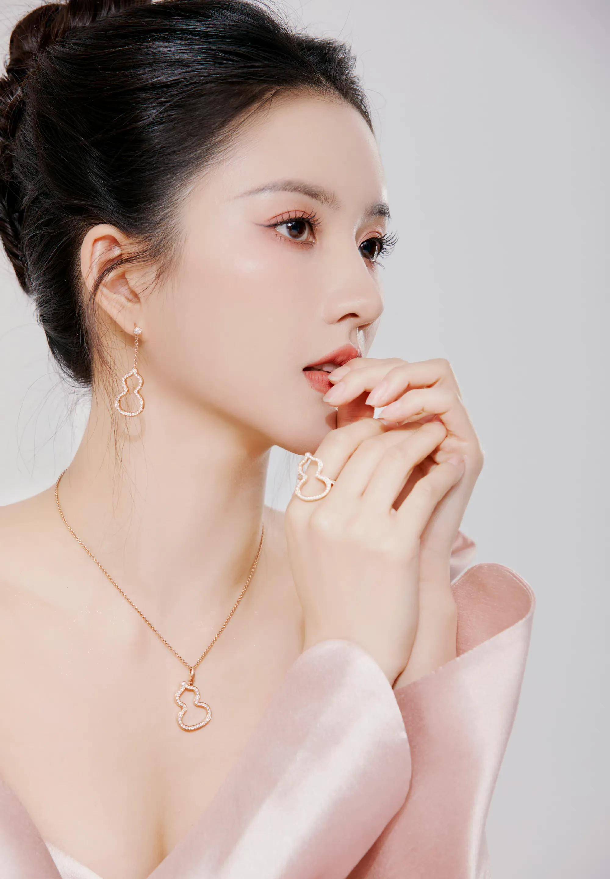 最新时尚盛典红毯:毛晓彤于文文性感撩人 程潇美背迷人 刘些宁仙气