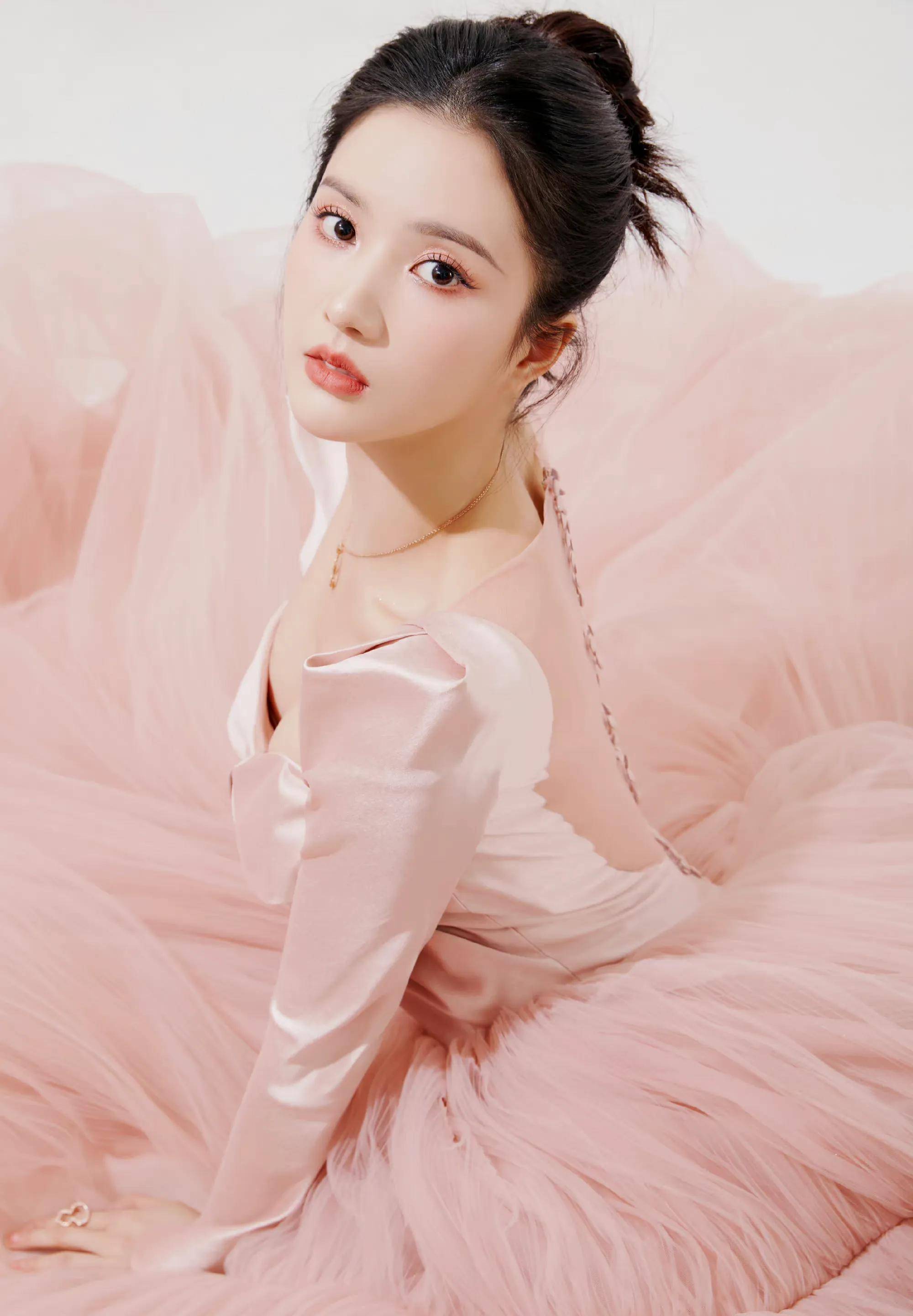 最新时尚盛典红毯:毛晓彤于文文性感撩人 程潇美背迷人 刘些宁仙气