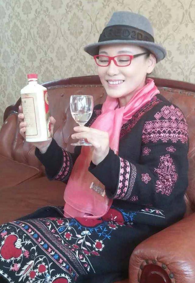 在1987年的电视舞台上,她凭借一首《春天的钟》一夜之间红遍全国,成为