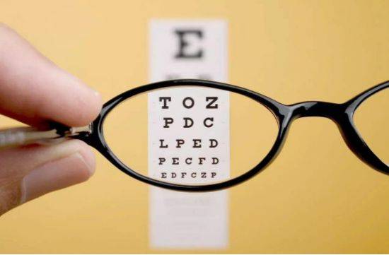 又记得大二时,路过一家眼镜店活动价一折活动,当时被吸引住,为了贪图