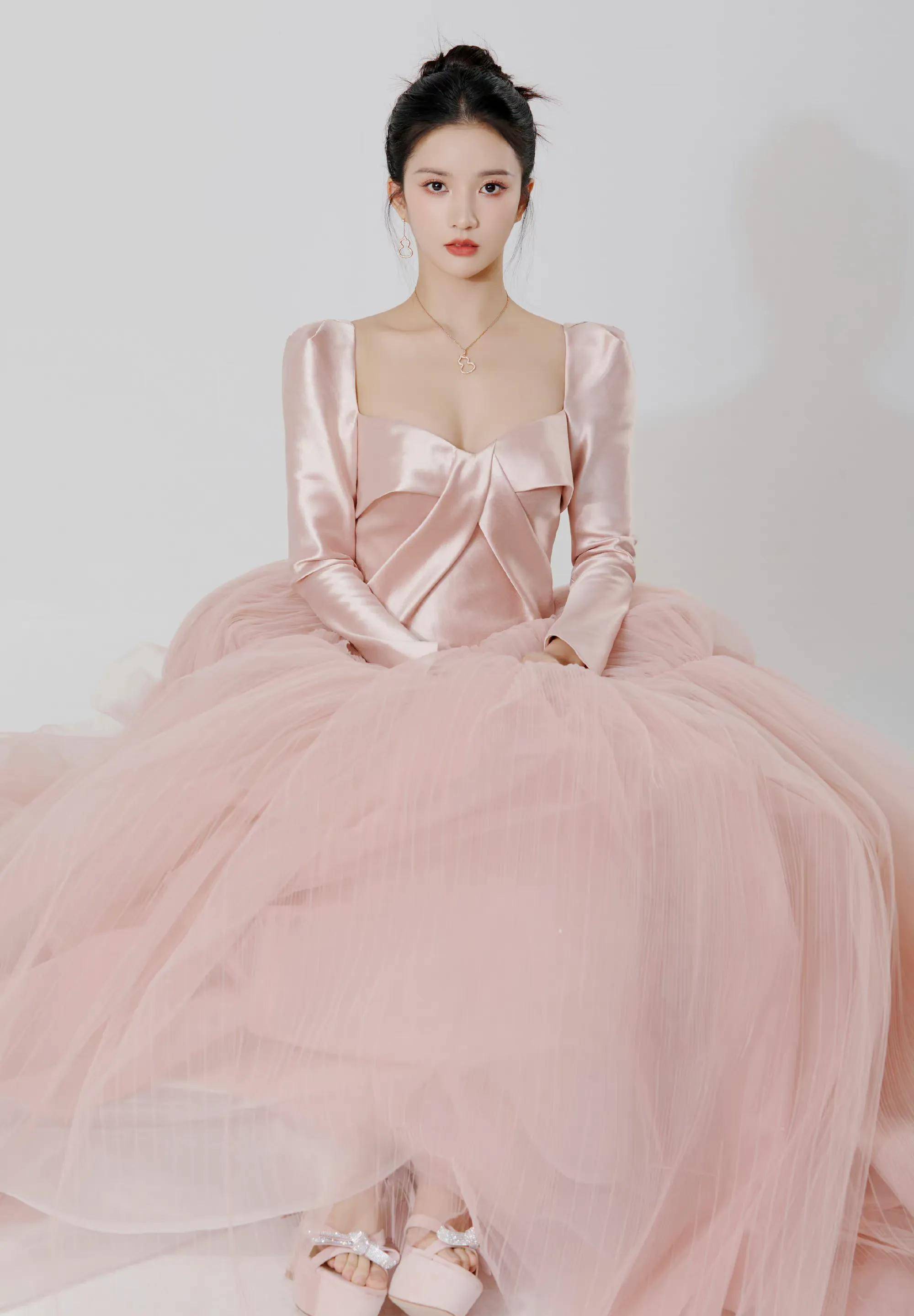 最新时尚盛典红毯:毛晓彤于文文性感撩人 程潇美背迷人 刘些宁仙气