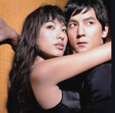 客串一些小角色开始,渐渐地步入正轨,与很多知名艺人合作,从与吴彦祖