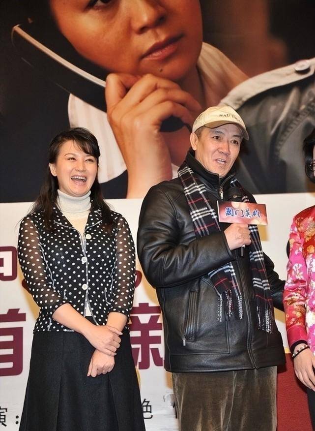 李幼斌三婚老婆优雅老去,穿黑色不沉闷反而显年轻,夫妻俩似父女_服装