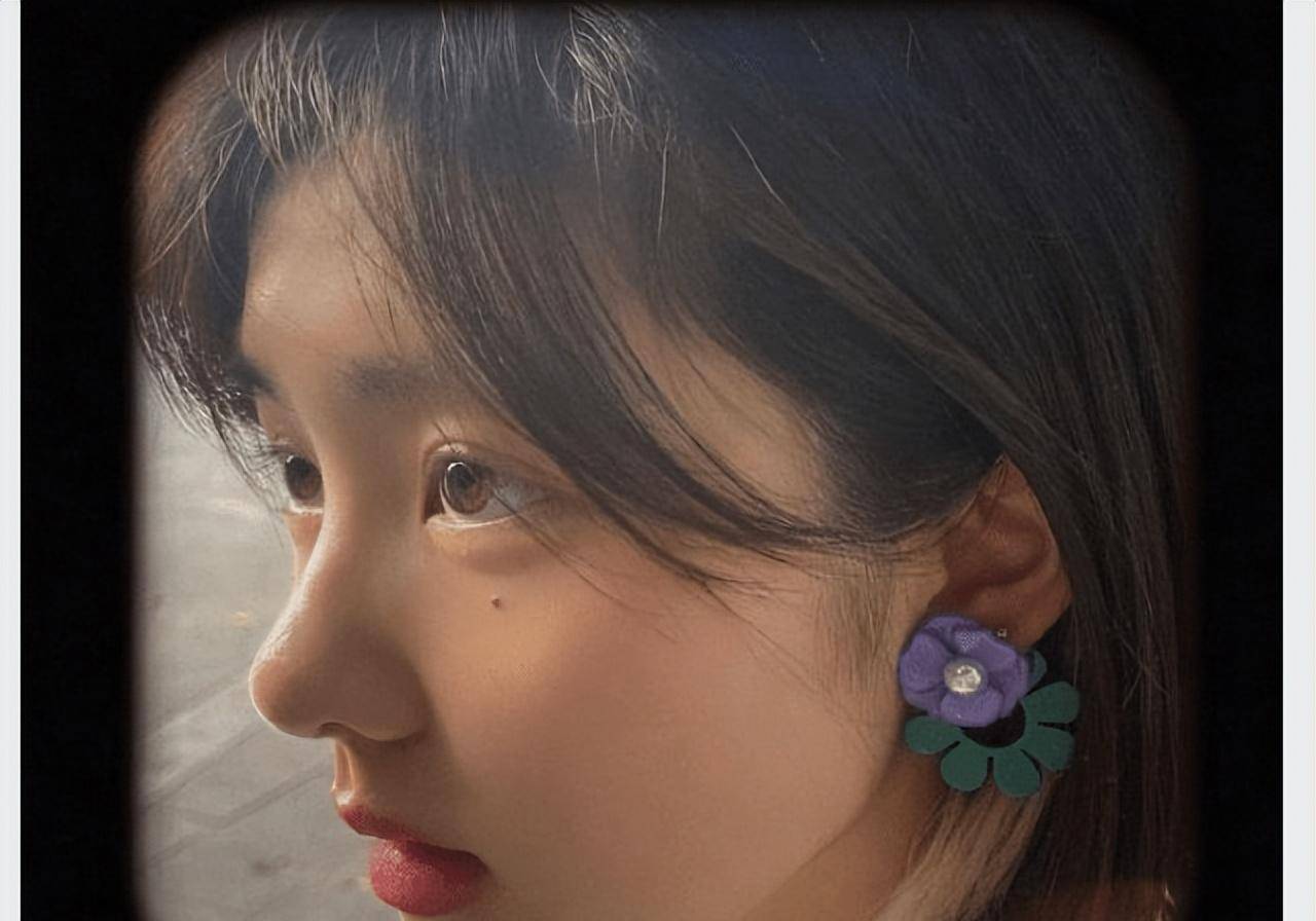 16岁黄多多晒自拍,穿吊带化淡妆甜美可人,颈上珍珠项链十分吸睛美爆了