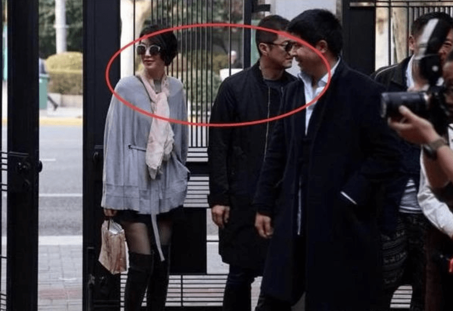 近日,有网友在网上晒出了与李亚鹏现女友susie的合照,从图片中来看