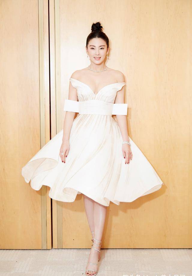 33岁张雨绮身材正当好,身穿金色抹胸长裙,补妆的样子像极了女王_绅士