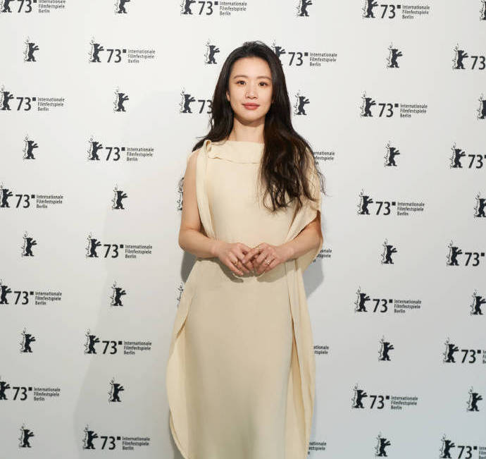 李梦晒柏林电影节之行随拍 与金敏喜同框素颜美腻-搜狐大视野-搜狐新闻