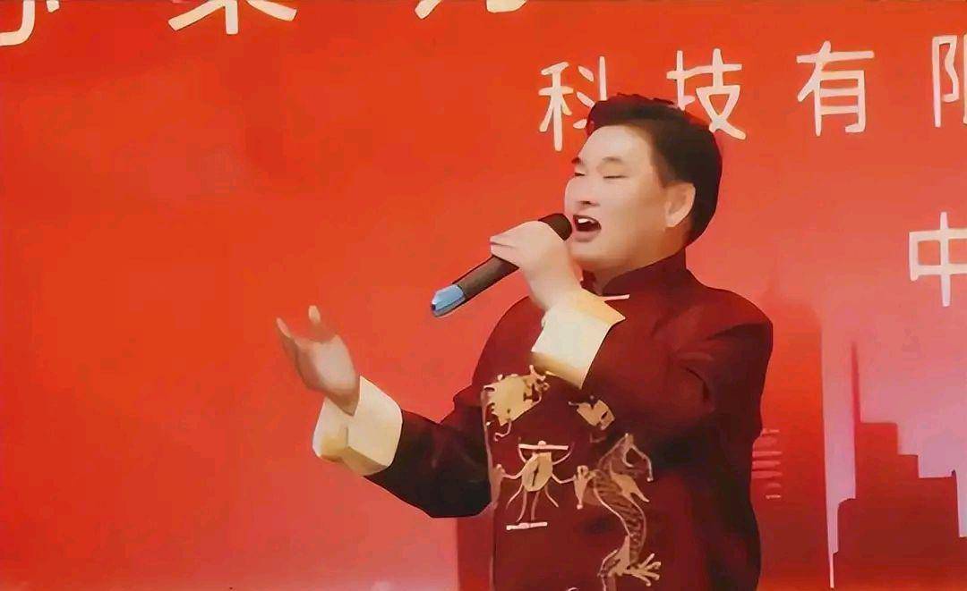 唱歌跑调事件发生后,大衣哥镇定自若地站在舞台上面,三句哈哈两句笑就