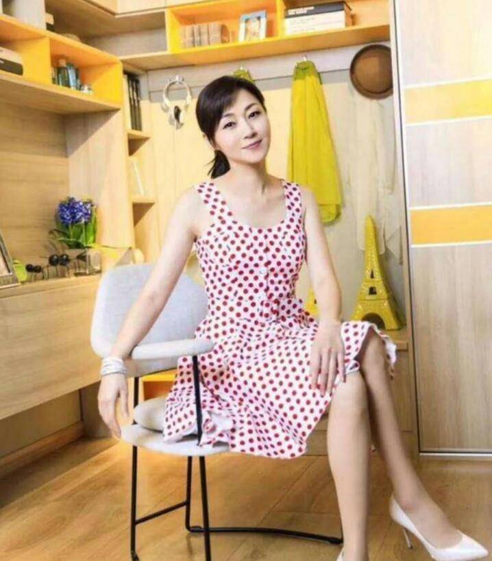 "马小玲"万绮雯罕见现身,一身白裙少女感十足,49岁还是那么美_黑色