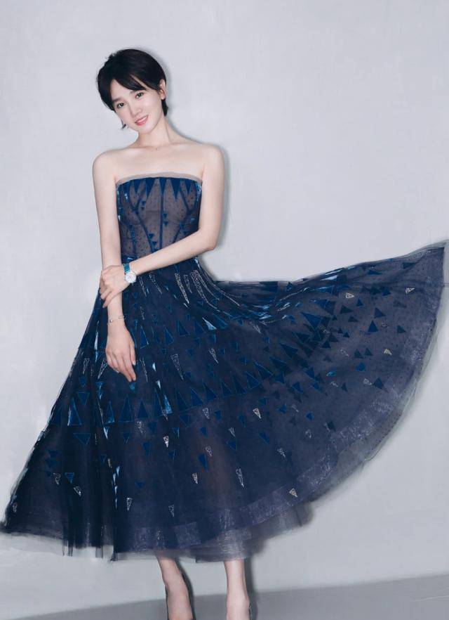 蓝色礼服陈小纭长相甜美,说话声音也