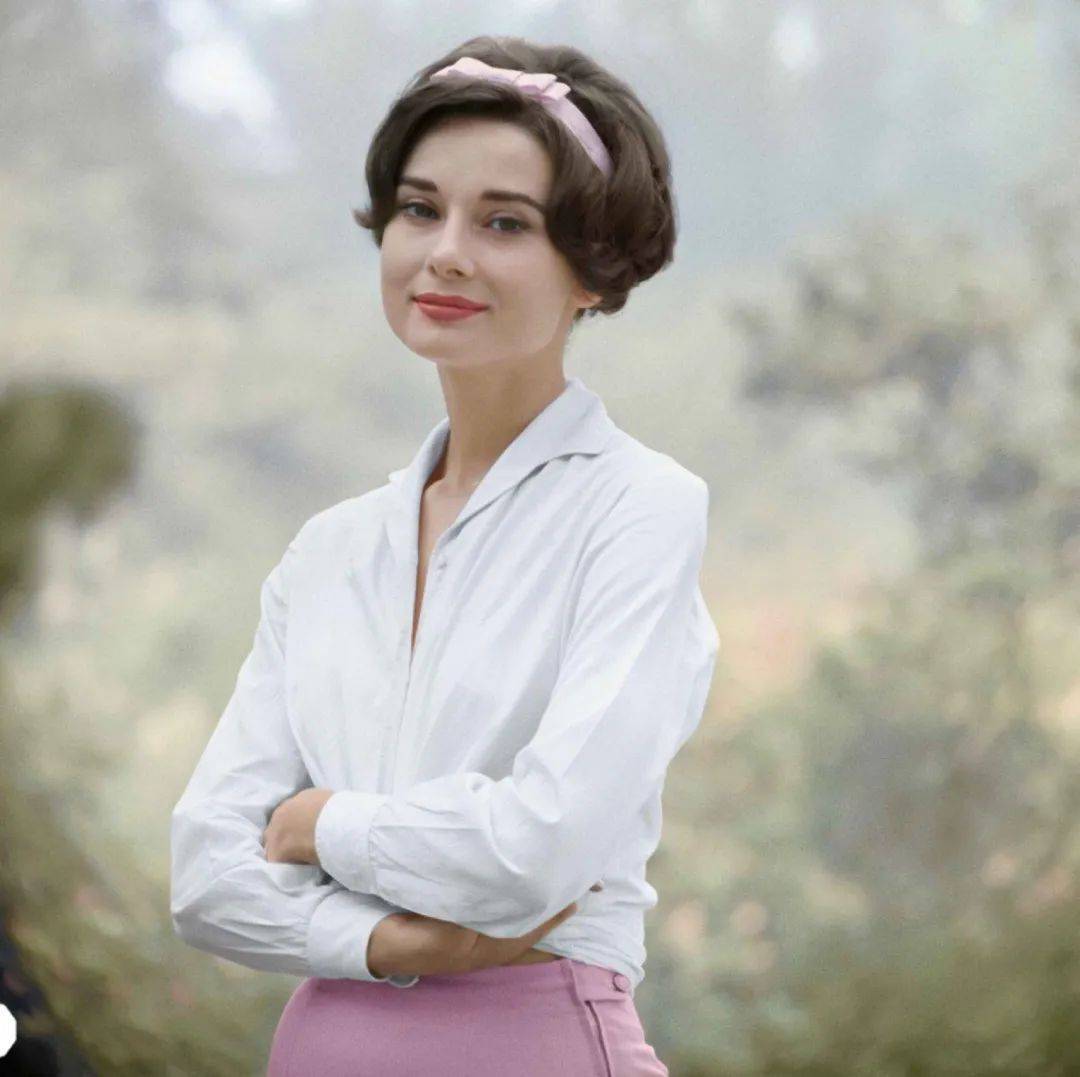 名人衣橱 - 奥黛丽·赫本_身材_衬衫_天使