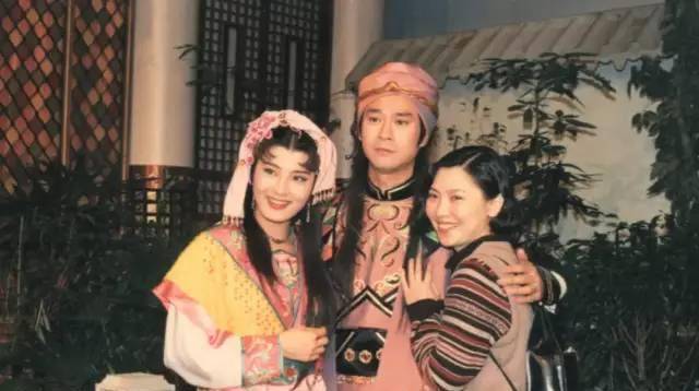 1998年,與金超群,徐靜蕾,邵峰主演古裝劇《霹靂菩薩》飾演阿舍.