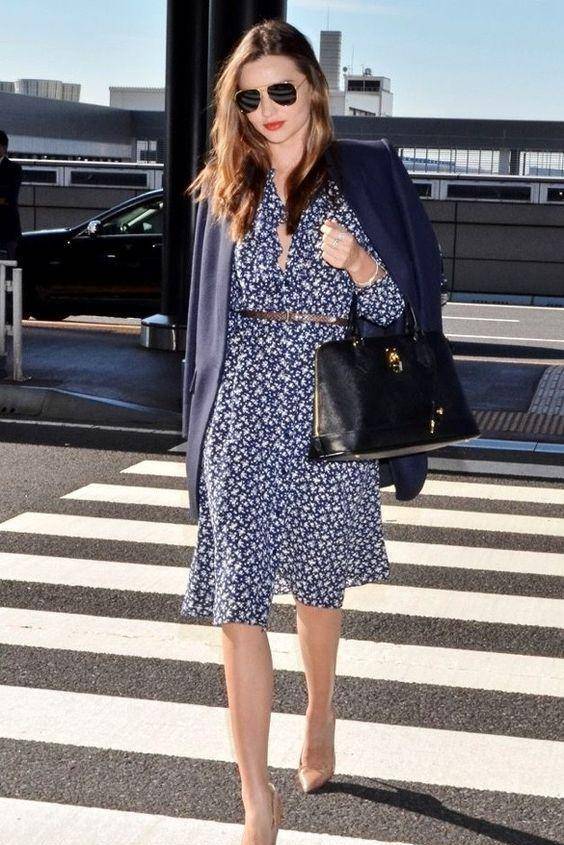 米兰达可儿看不出生了三个娃,穿条纹衬衫披大衣,笑容甜美灿烂!