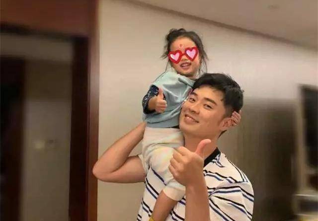 陈赫二胎还是女儿被猜想要三胎,一定要生男孩的家庭什么心理_女孩