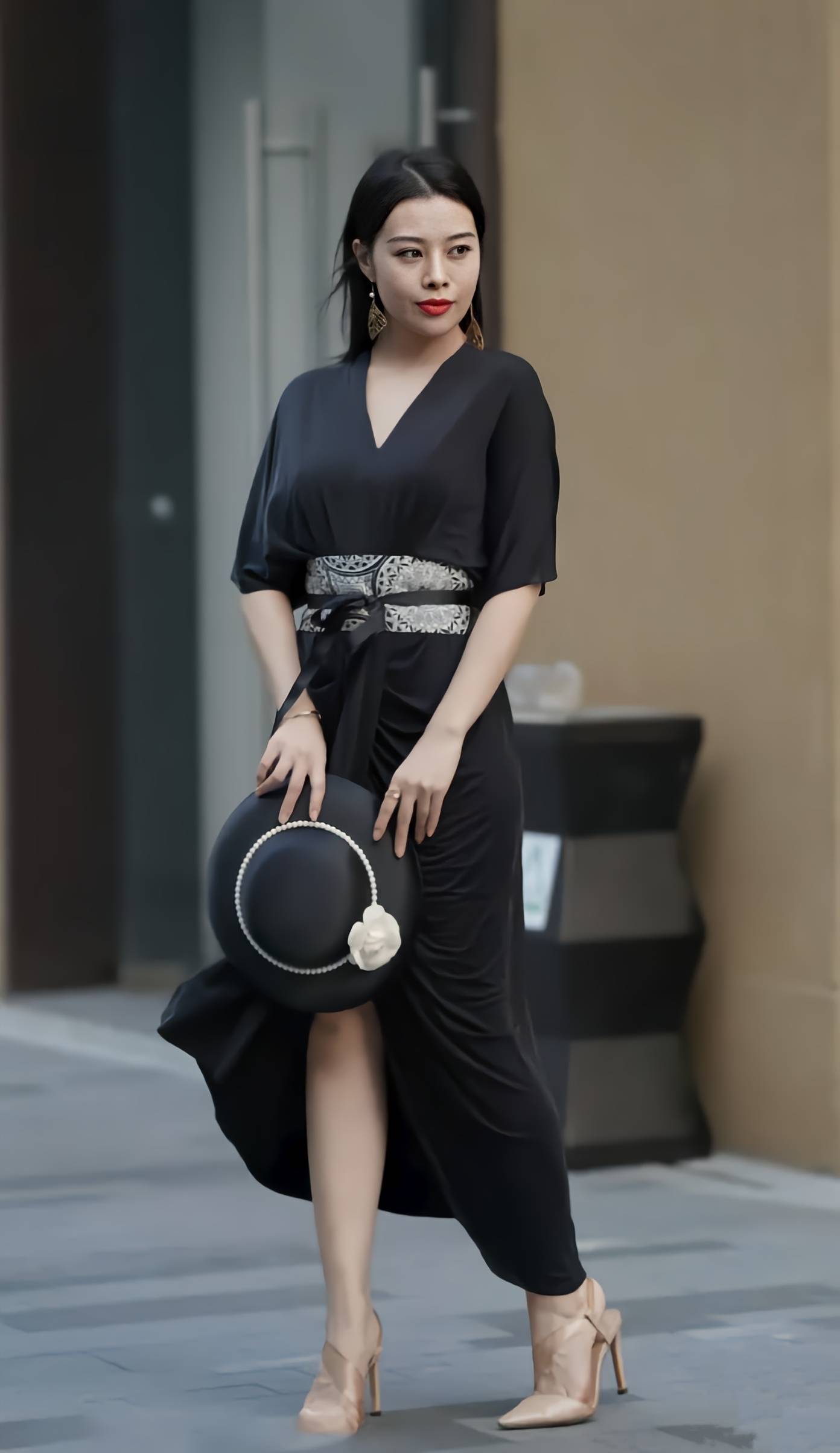 时尚搭配:小姐姐穿黑色连衣裙,搭配一条宽腰带,轻松打造好身材