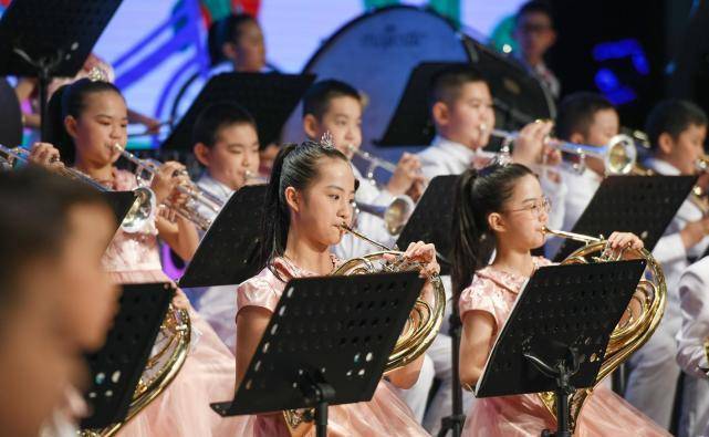 据悉,虎门外语学校管乐团成立于2009年8月,至今有七支管弦乐团共1000