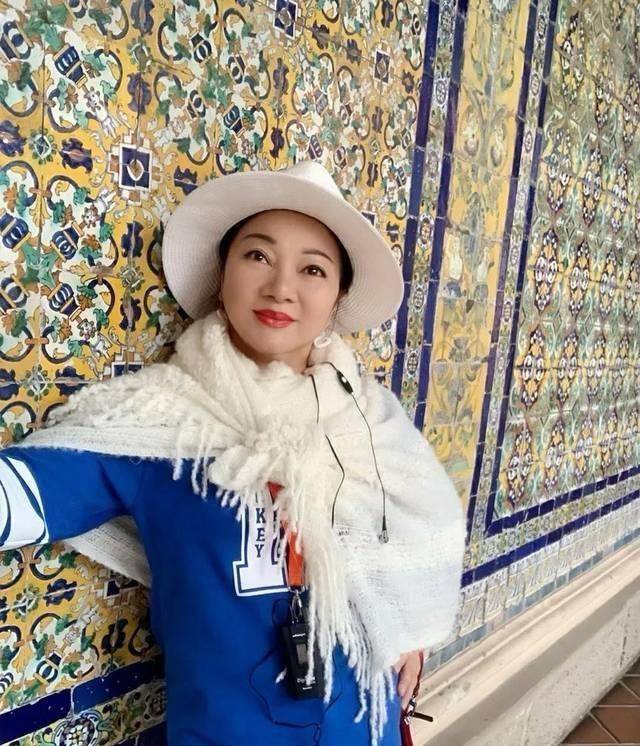 在方怡珍的介绍下,她成功的参演了第一部电视剧.