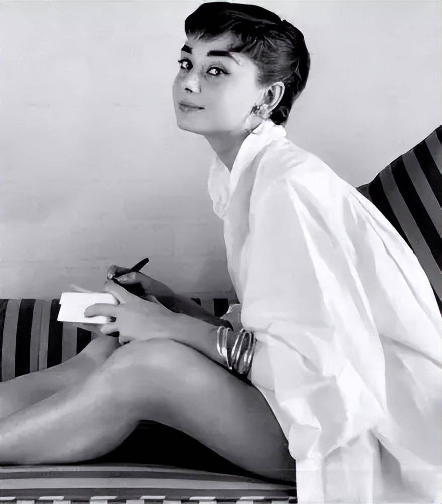 名人衣橱 - 奥黛丽·赫本_身材_衬衫_天使