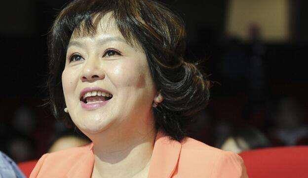 鞠萍带着儿子再嫁人,与二婚丈夫恩爱多年,54岁被嘲像农村大娘_蒋翼遥