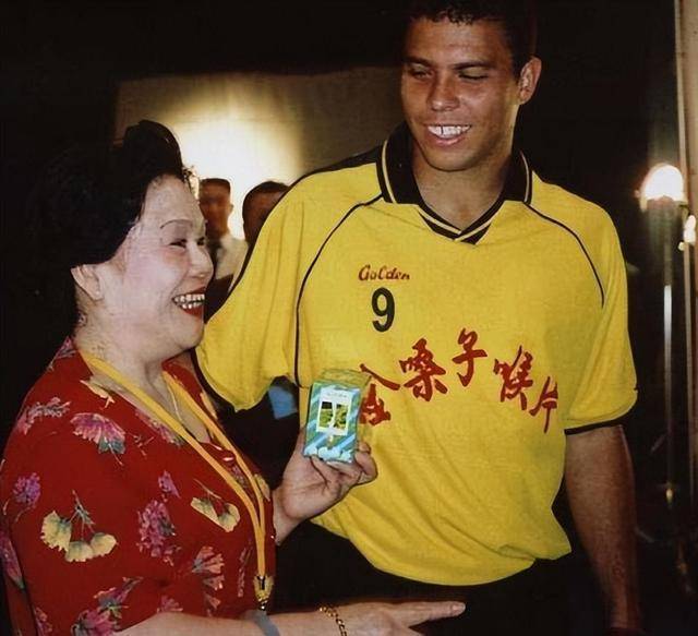 除了将品牌"金嗓子"送上港交所以外,她最有名的操作,应该就是30万请来