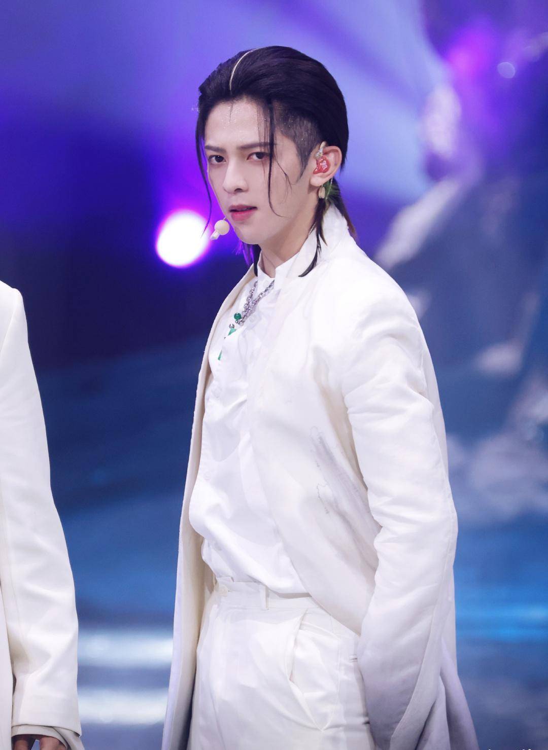 有音乐作品也有演技,在"追光吧哥哥"的舞台上,能看到符龙飞的闪耀