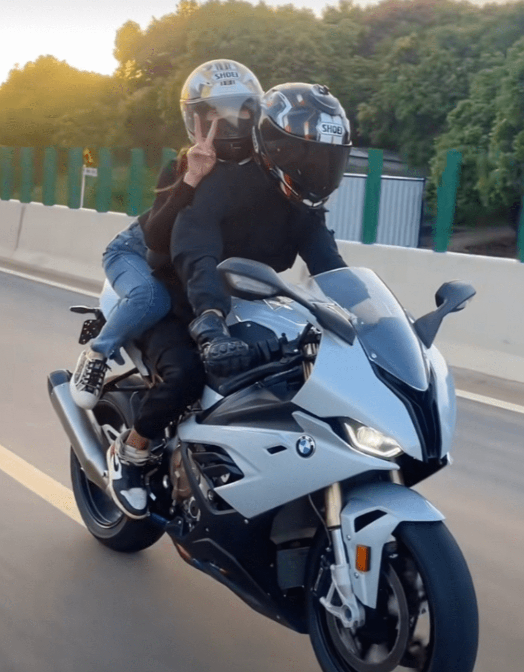 机车网红苏乞儿更新视频,带美女兜风潇洒依旧,不忘打脸蹭流网友_因为