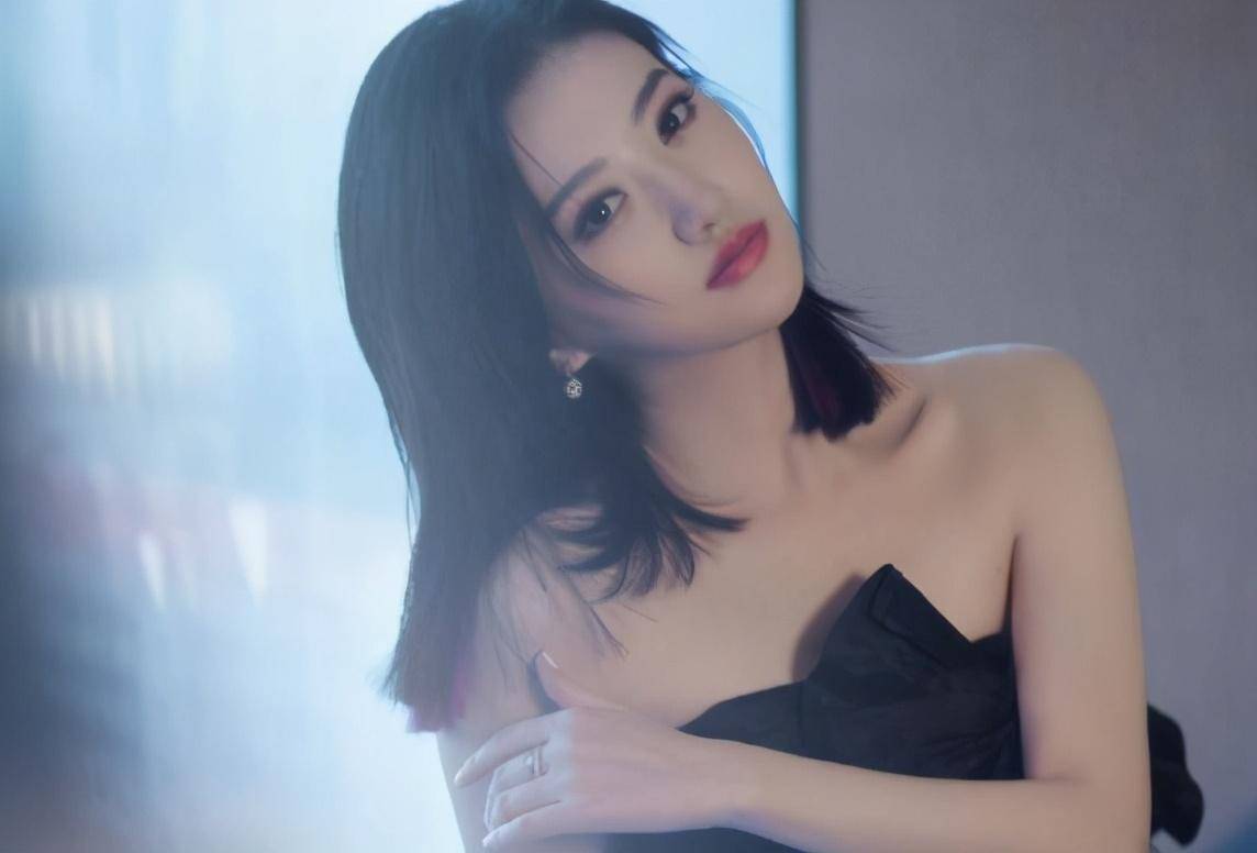 图片来自网络 侵删图片来自网络 侵删景甜在娱乐圈中可以说是非常受