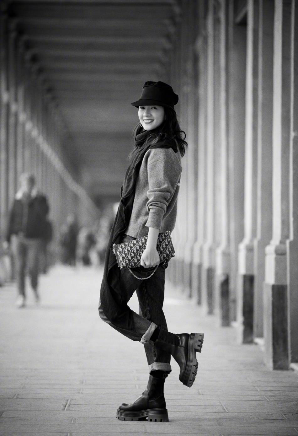 章子怡发布黑白滤镜旅行随拍笑容甜美状态超好