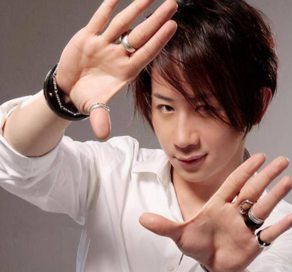 他曾5次登上舞台,如今靠吞针穿线博眼球,刘谦为什么这么惨了?