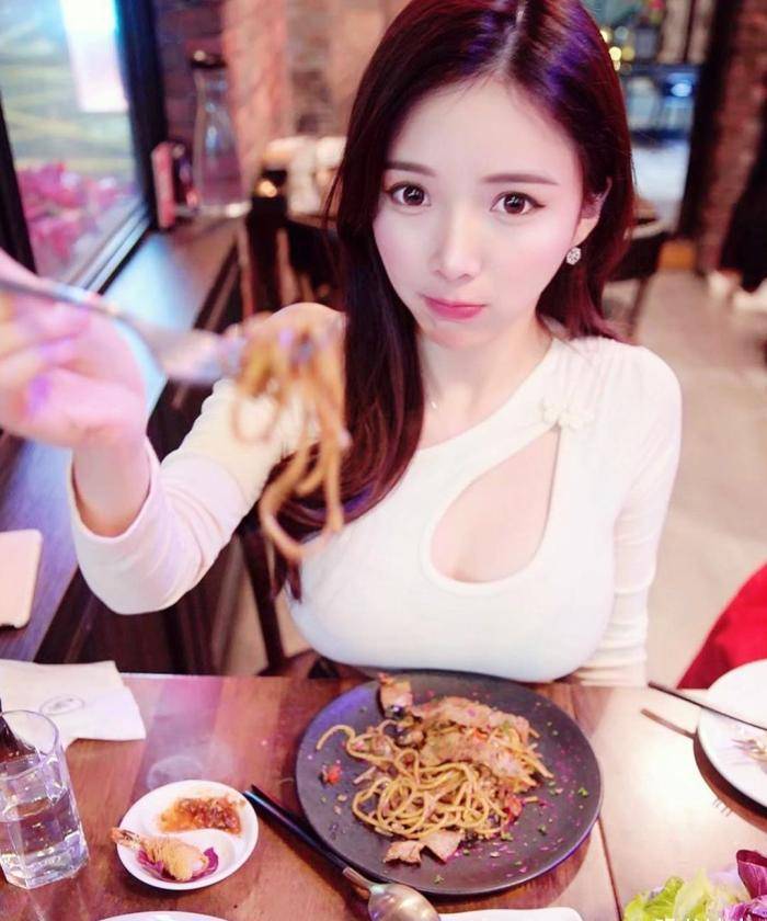 新加坡美女dj,长相很甜,但是身材很火辣,连生活照都美得很惊艳