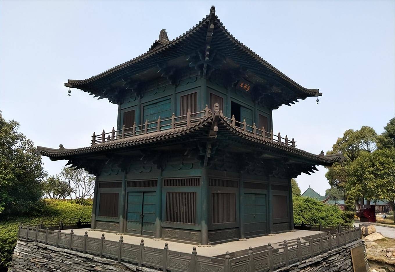 汉代居民的居住环境特征,以及经济环境对汉代民居的影响有哪些?