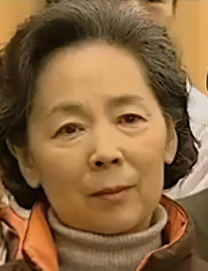她主演《英雄儿女》,饰演王芳一角直接走红,现79岁过得怎么样?