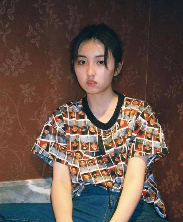 "小山口百惠"张子枫晒照,穿脸谱t恤复古时髦,网友:太有灵气_照片_自然