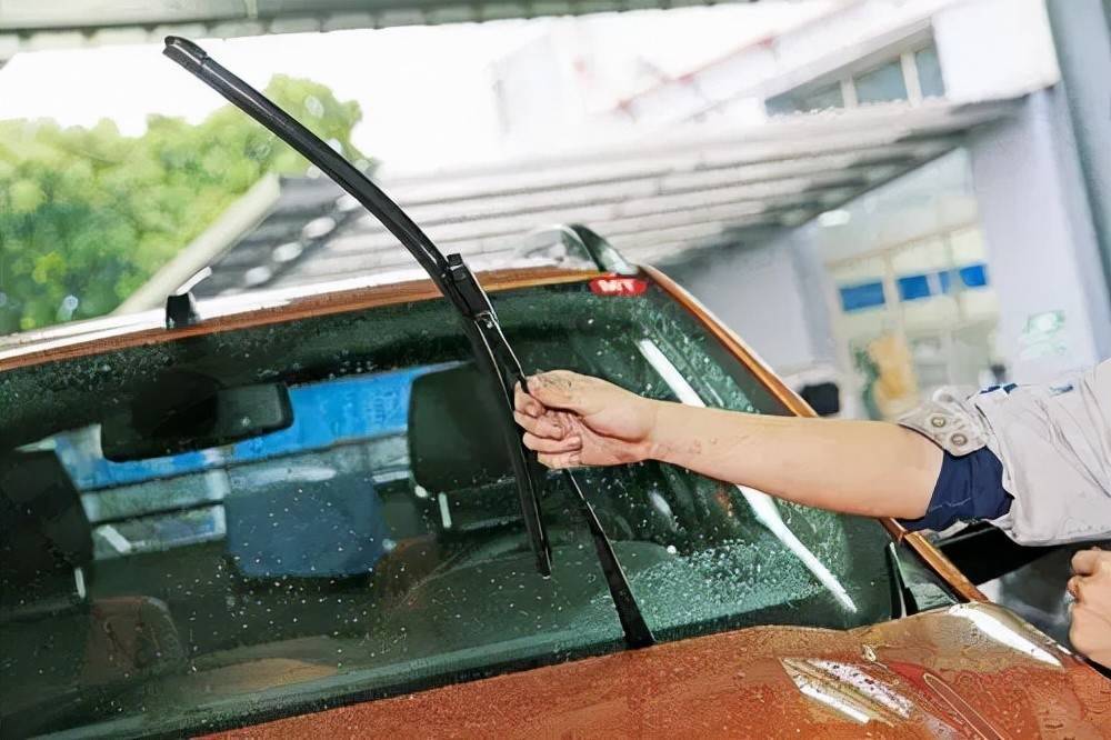 雨刮器最长能用多久?平时如何保养雨刮片?老司机教你几招!_搜狐汽车_搜狐网