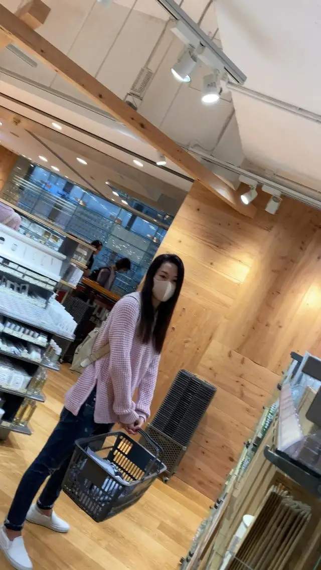 徐子珊罕见露面身材爆肥,全身名牌打扮似十年前,换新发型勒头皮_形象