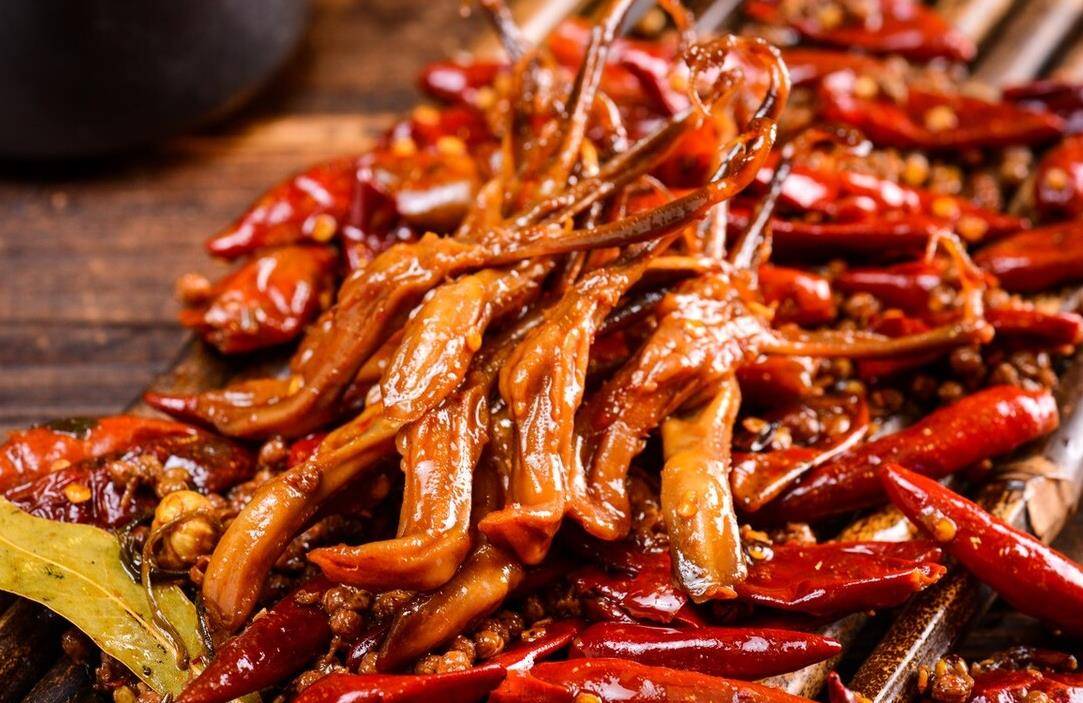 值得一提的是卤鸭舌的配料简单干净,除必要的卤料再无其他.