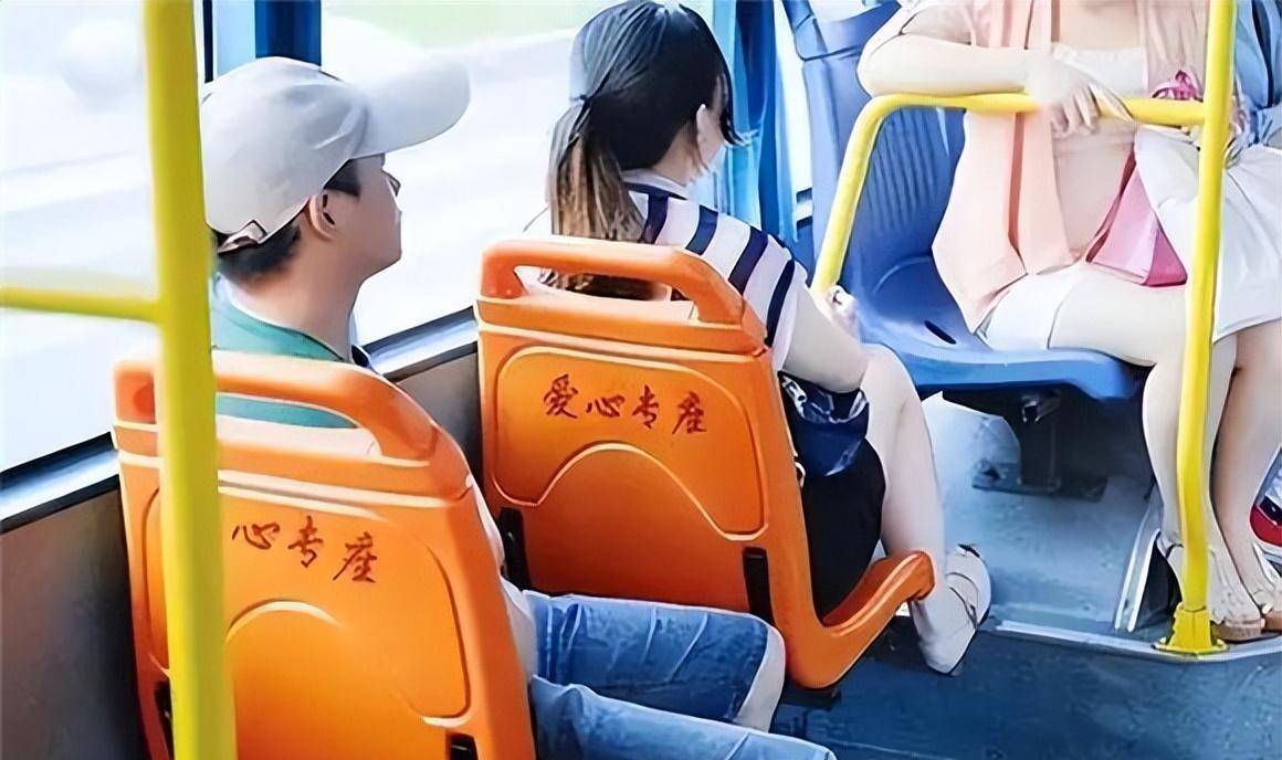 情侣头像坐公交车图片