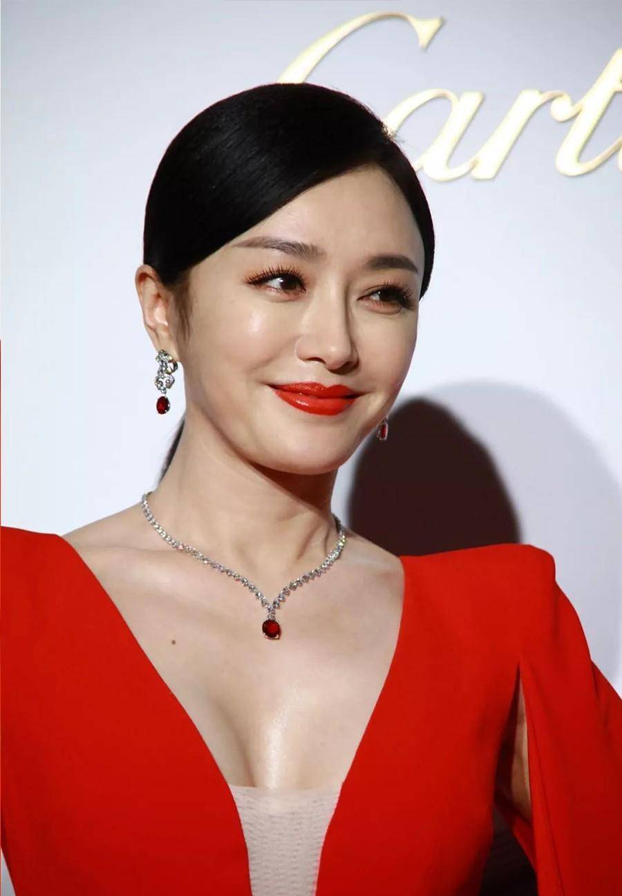 秦岚这次的妆容非常完美,眉形纤细,眼妆深邃,有效加深了秦岚脸部五官