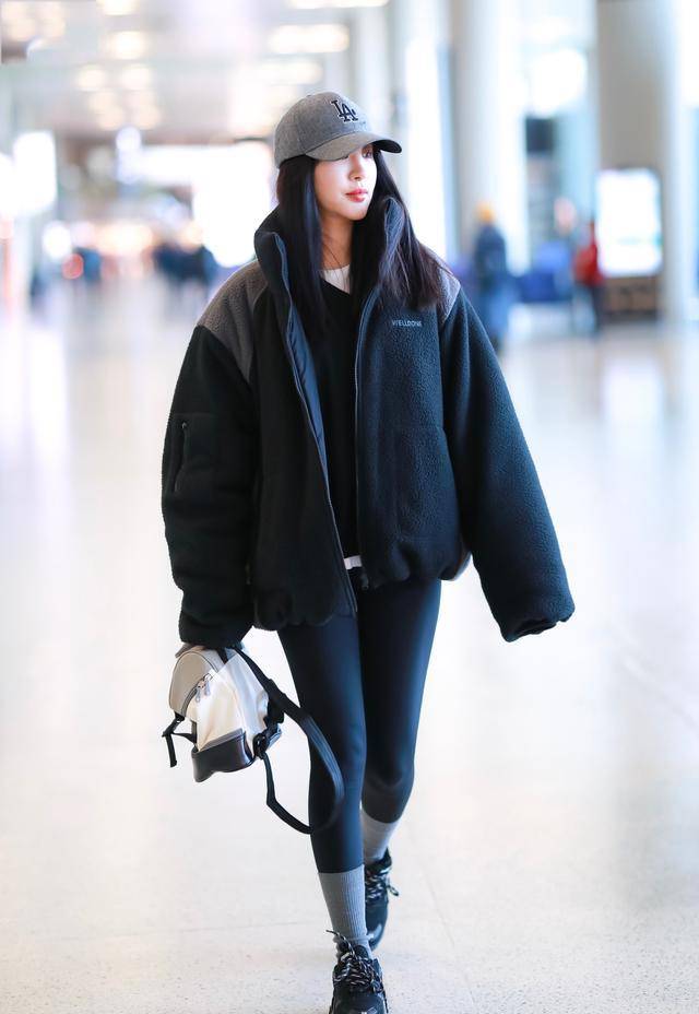 李菲儿拼色夹克实力减龄,穿"打底裤"就出街,这长腿美绝了