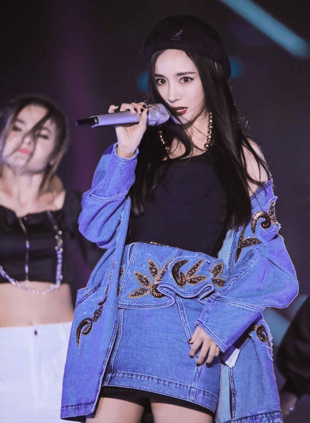 《野狼disco》,在这次表演完,网络上也多了很多质疑声但杨幂的整场