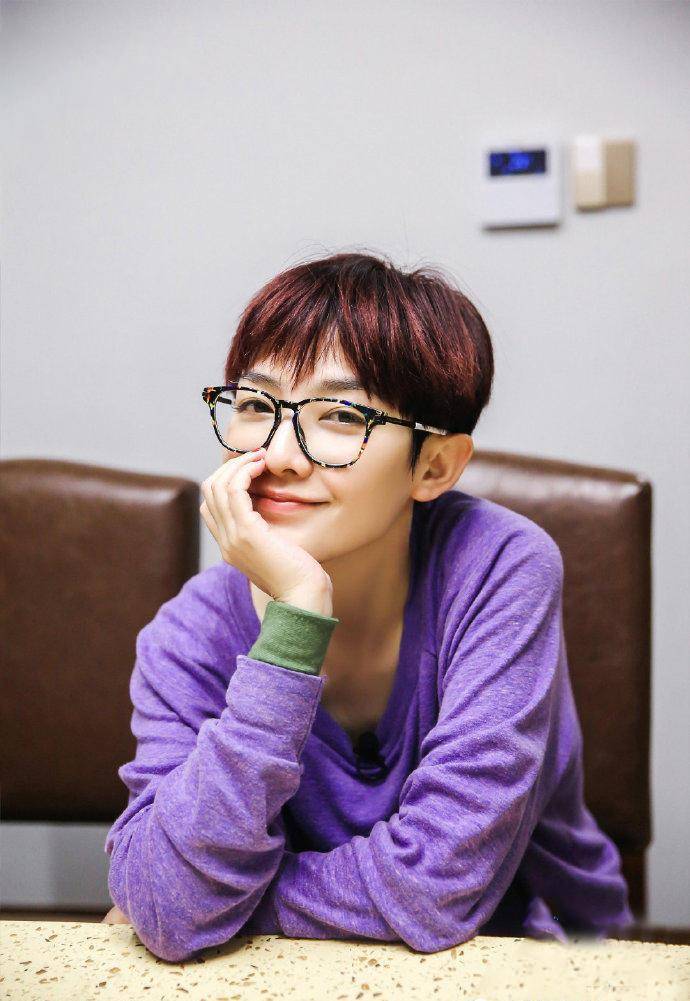 42岁范晓萱录制综艺,人美衣品减龄又少女,肤质状态堪比20岁_短发_衬衫