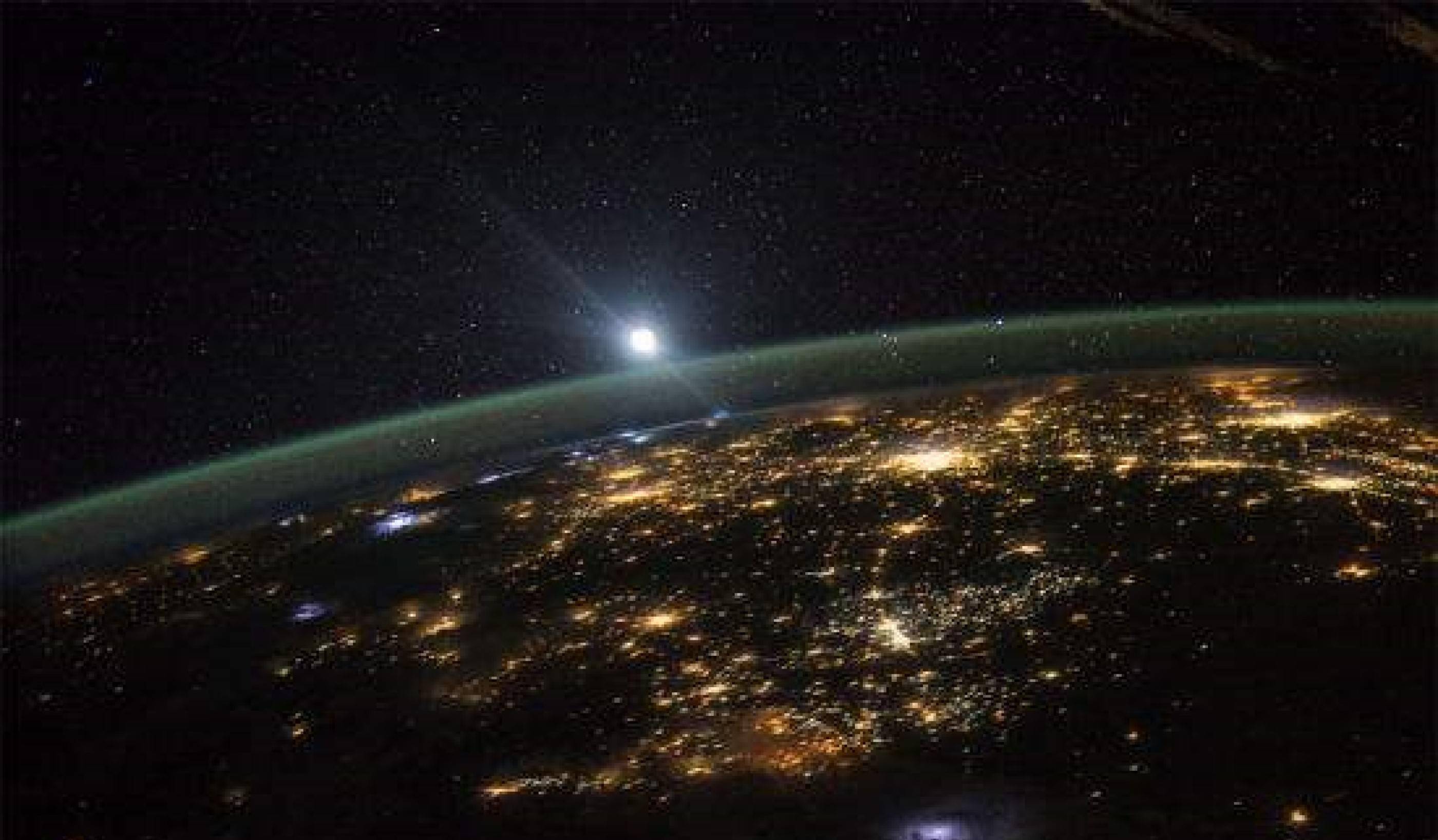 在浩瀚太空中,宇航员怎么看到宇宙有白天和黑夜之分吗?