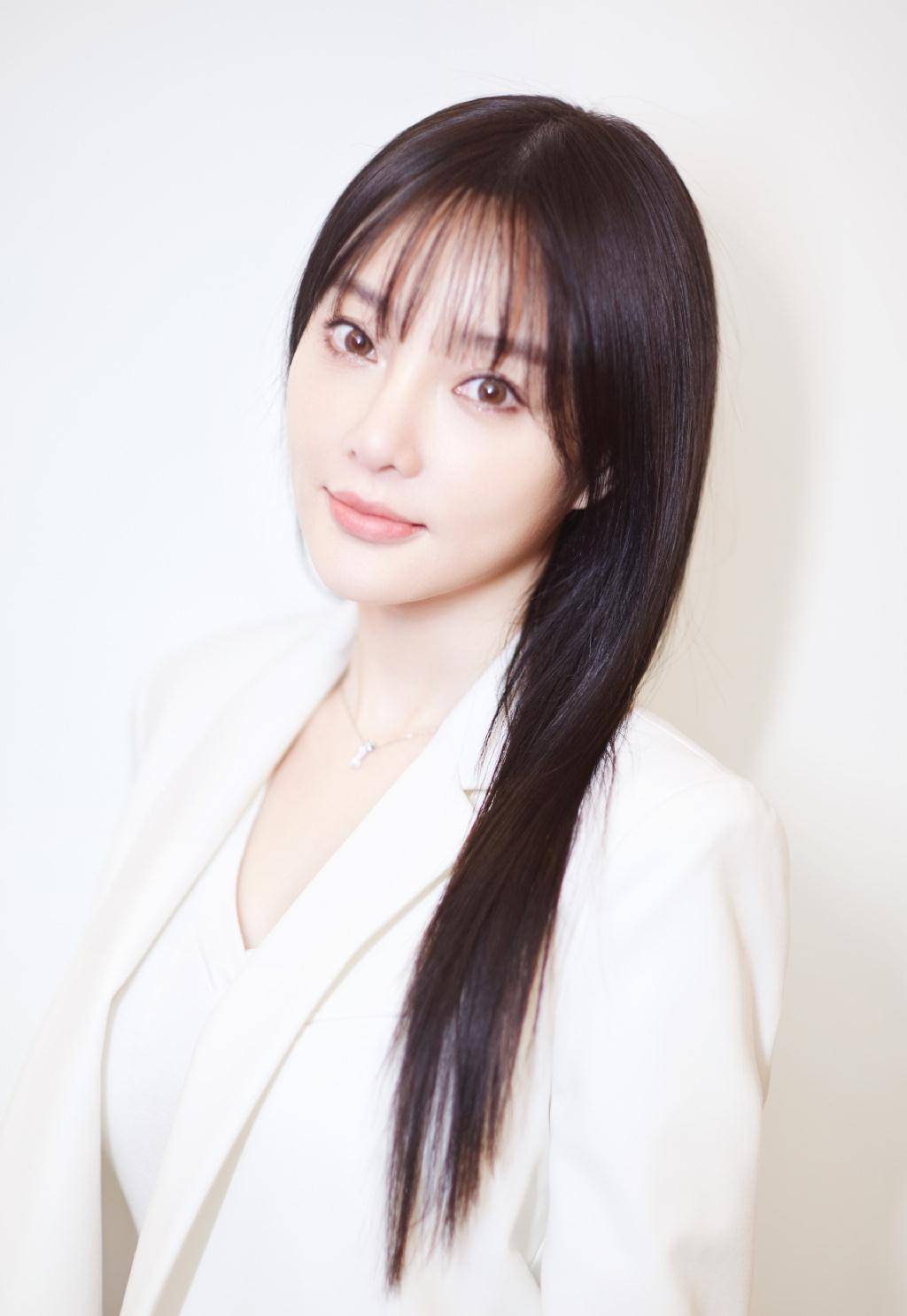 38岁李小璐换新发型出席活动,显得特少女,网友看后也想做这发型_美食