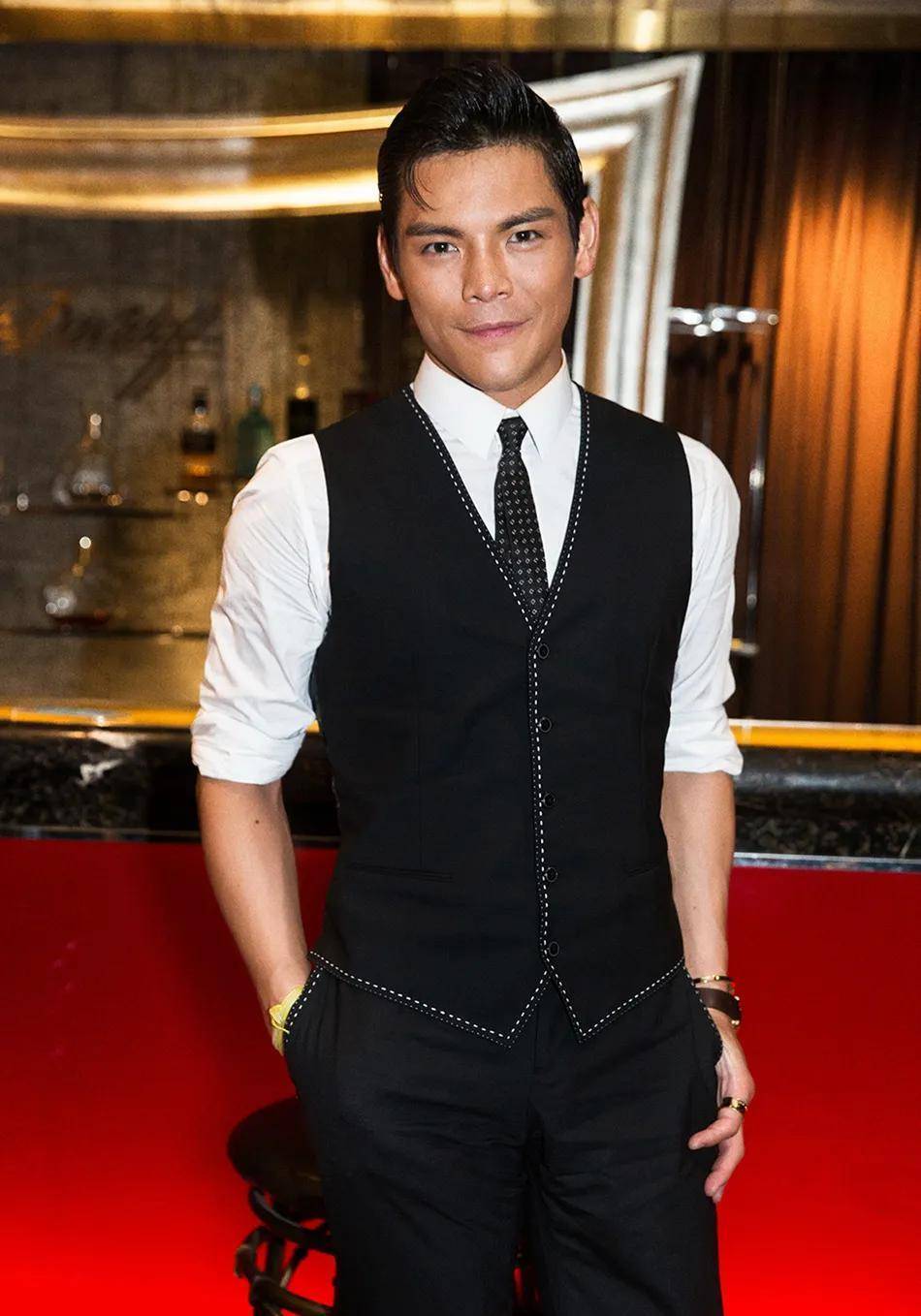 向佐瘦脱相了,现身网红小杨哥直播间,却被认作是萧敬腾!